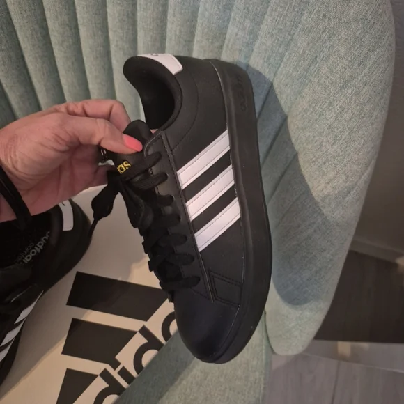 Adidas Black and White Classic Sneakers Woman Size 6 - Picture 5 of 12